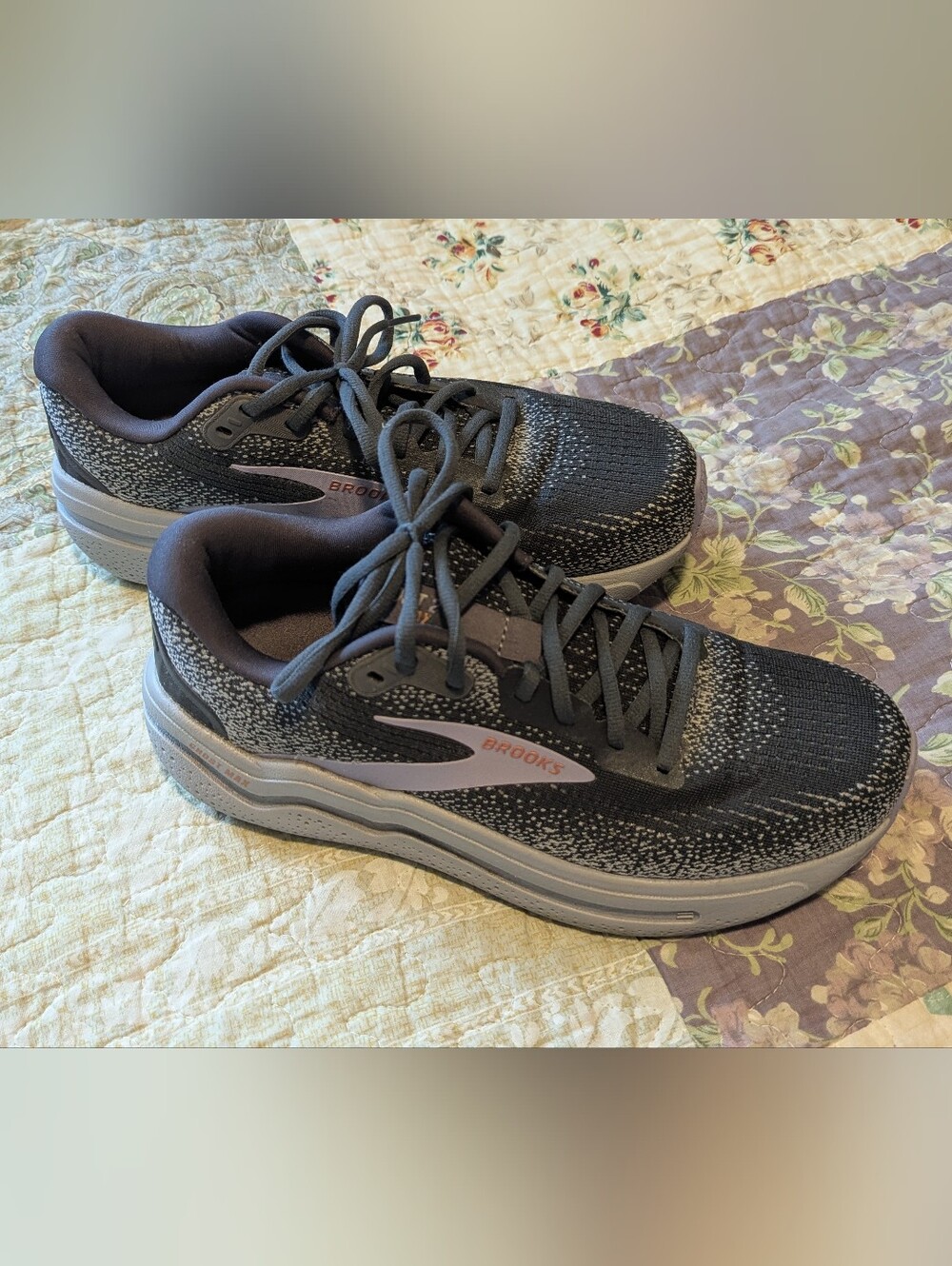 Brooks Max 2 Neutral Cushioned Women's Black and Gray Running Shoes size 9.5B
